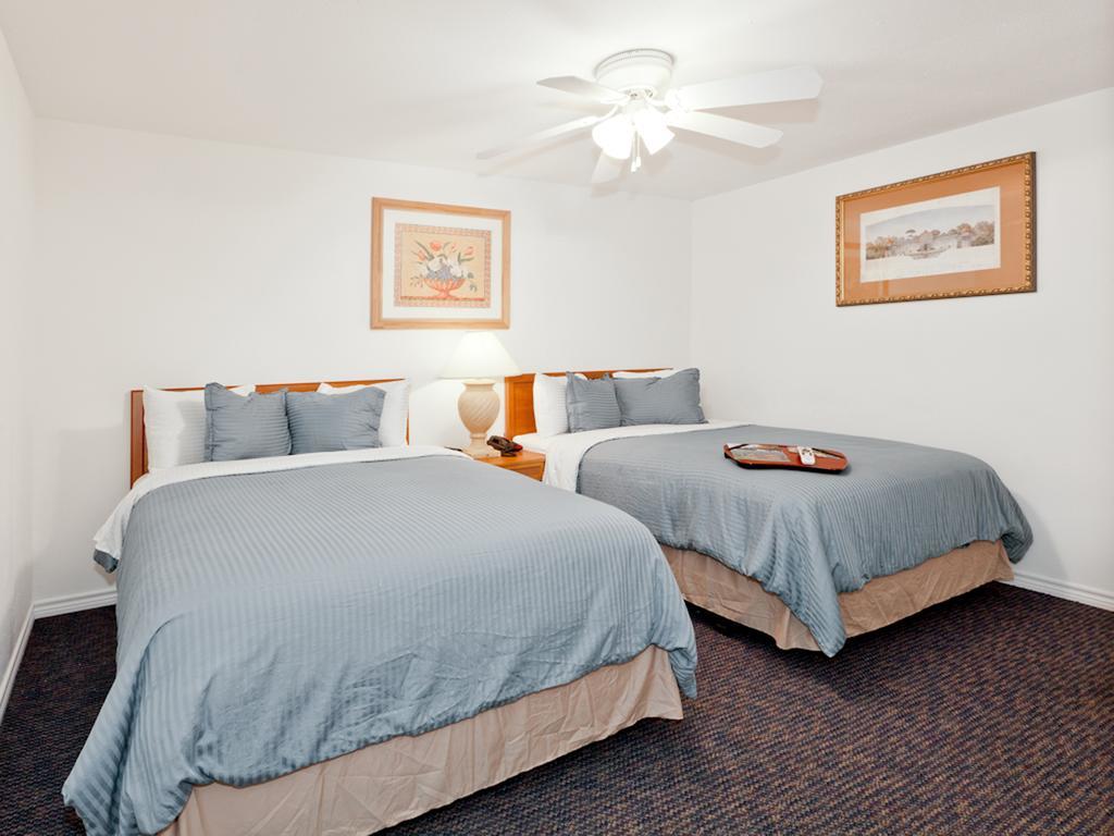 Hempstead Country Inn & Suites Номер фото