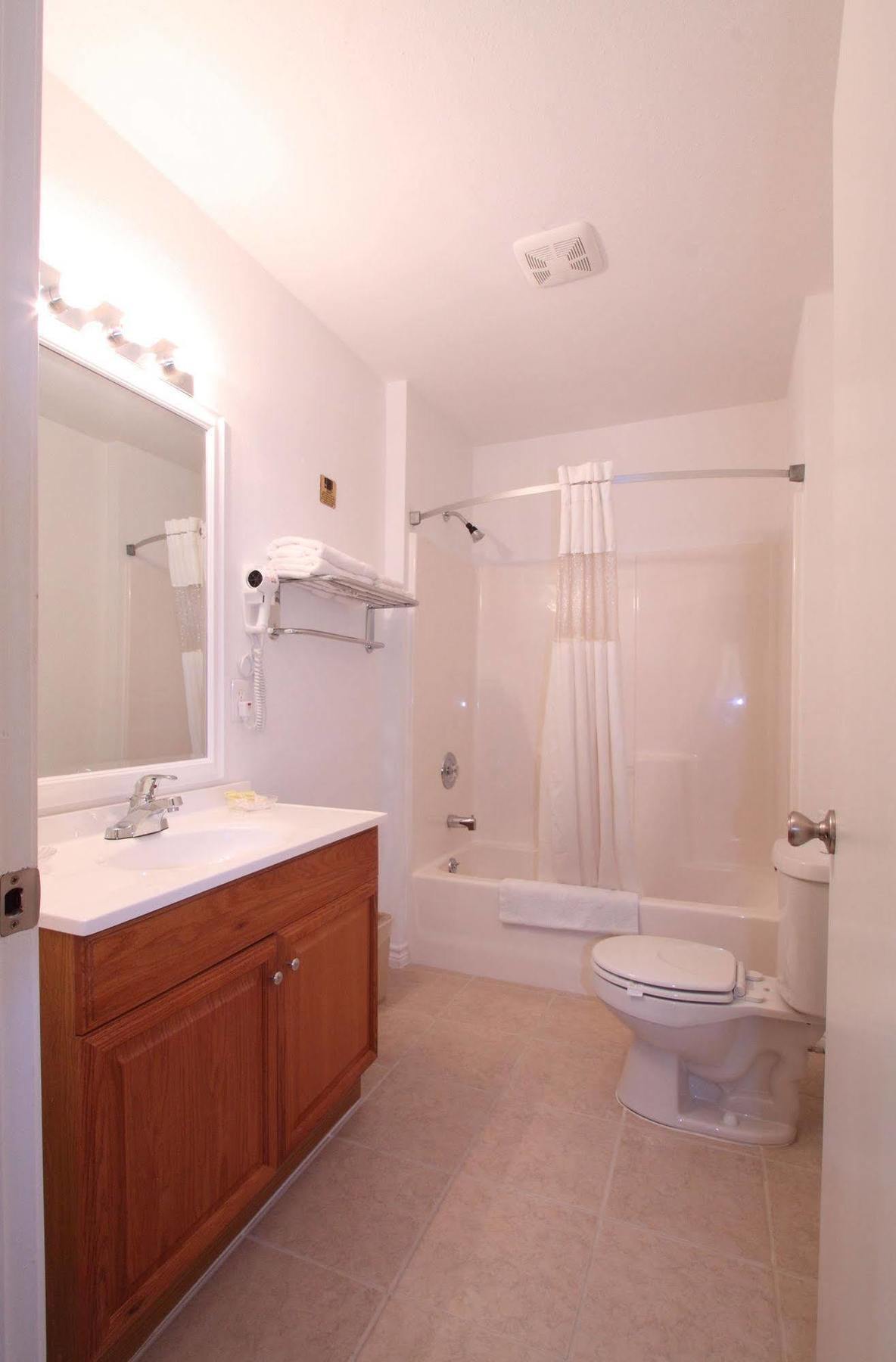Hempstead Country Inn & Suites Екстер'єр фото